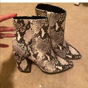 STEVE MADDEN BOOTIES.